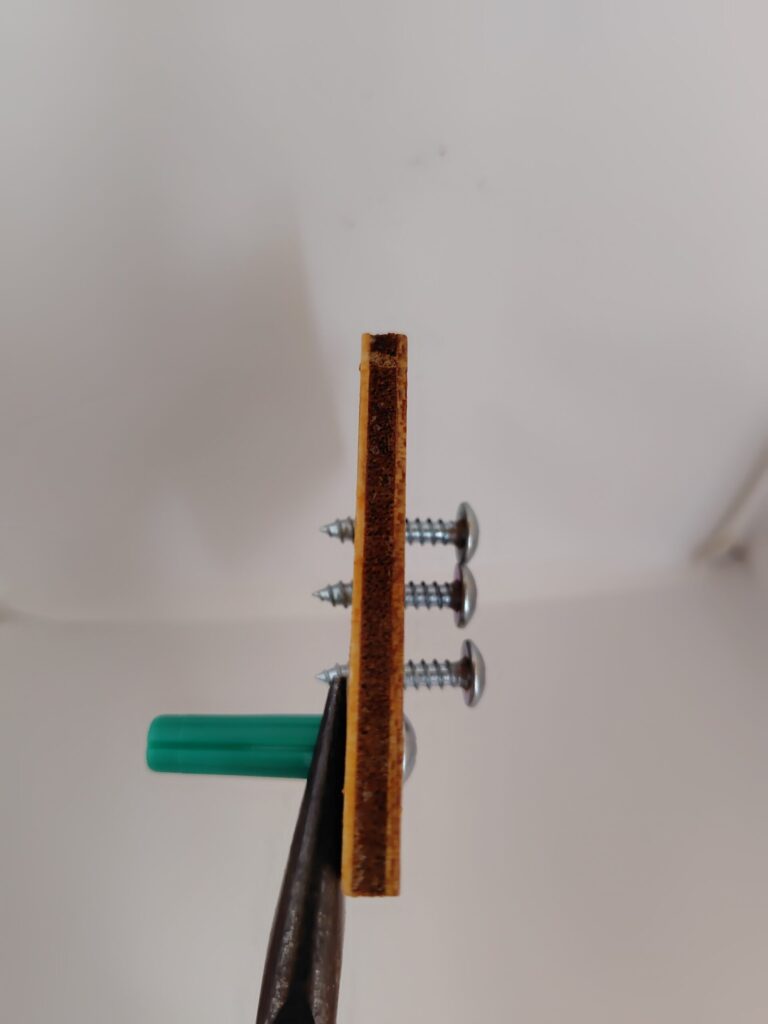 ペンチで挟んでネジを締める